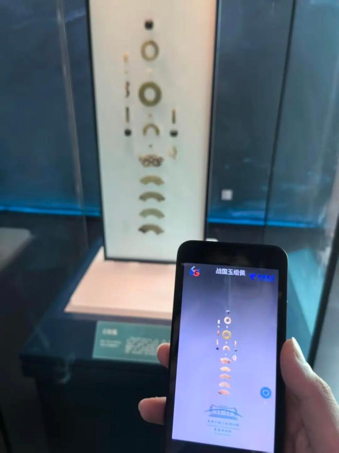 三峡博物馆展柜前的导览机展品介绍界面