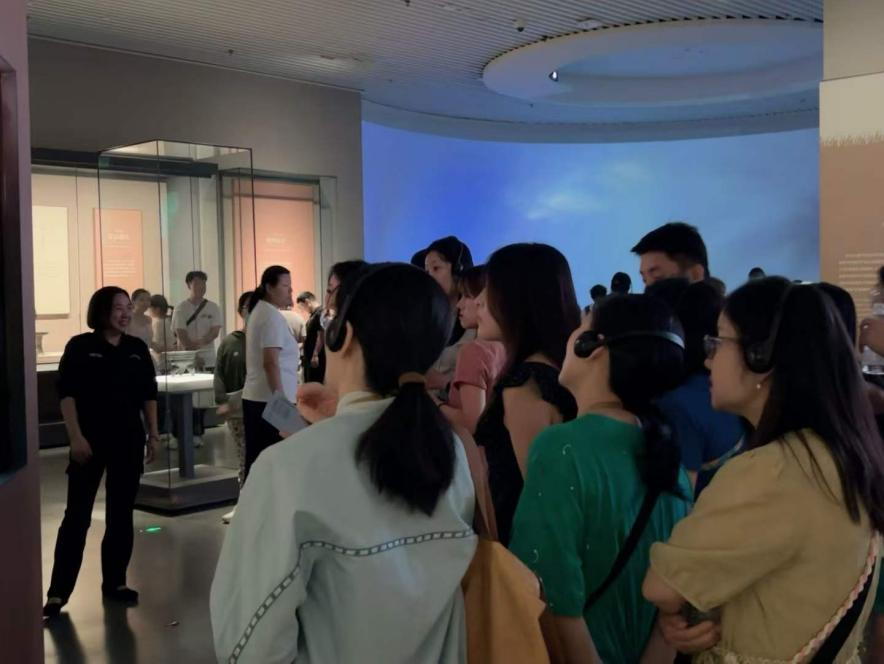 山东博物馆展厅中的团队参观讲解场景